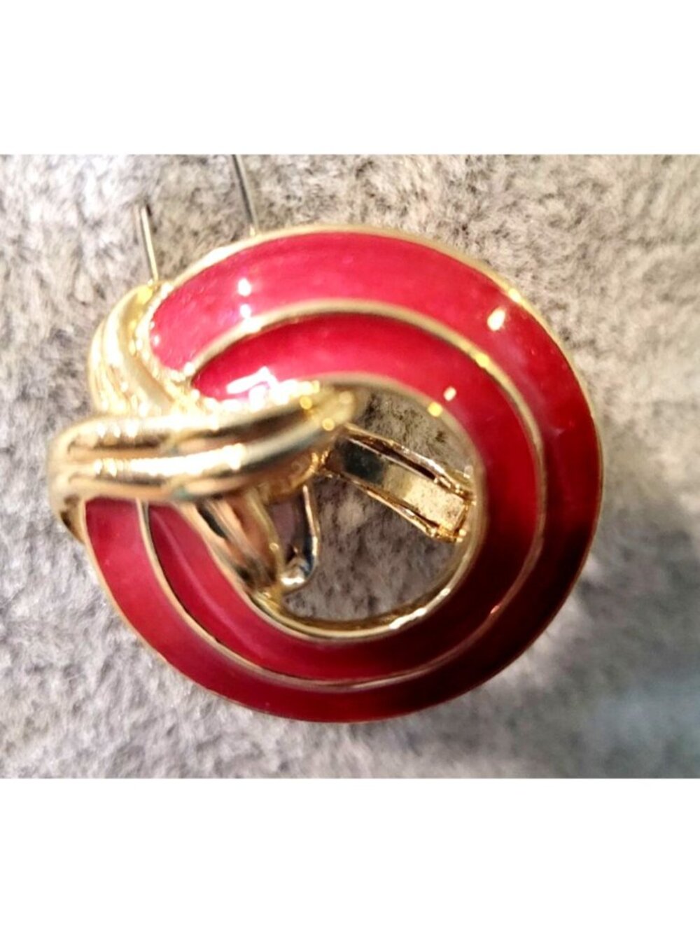 Vintage Trifari Gold Tone Knot Red Enamel Clip on Earrings 1980s Statement - Picture 3 of 8